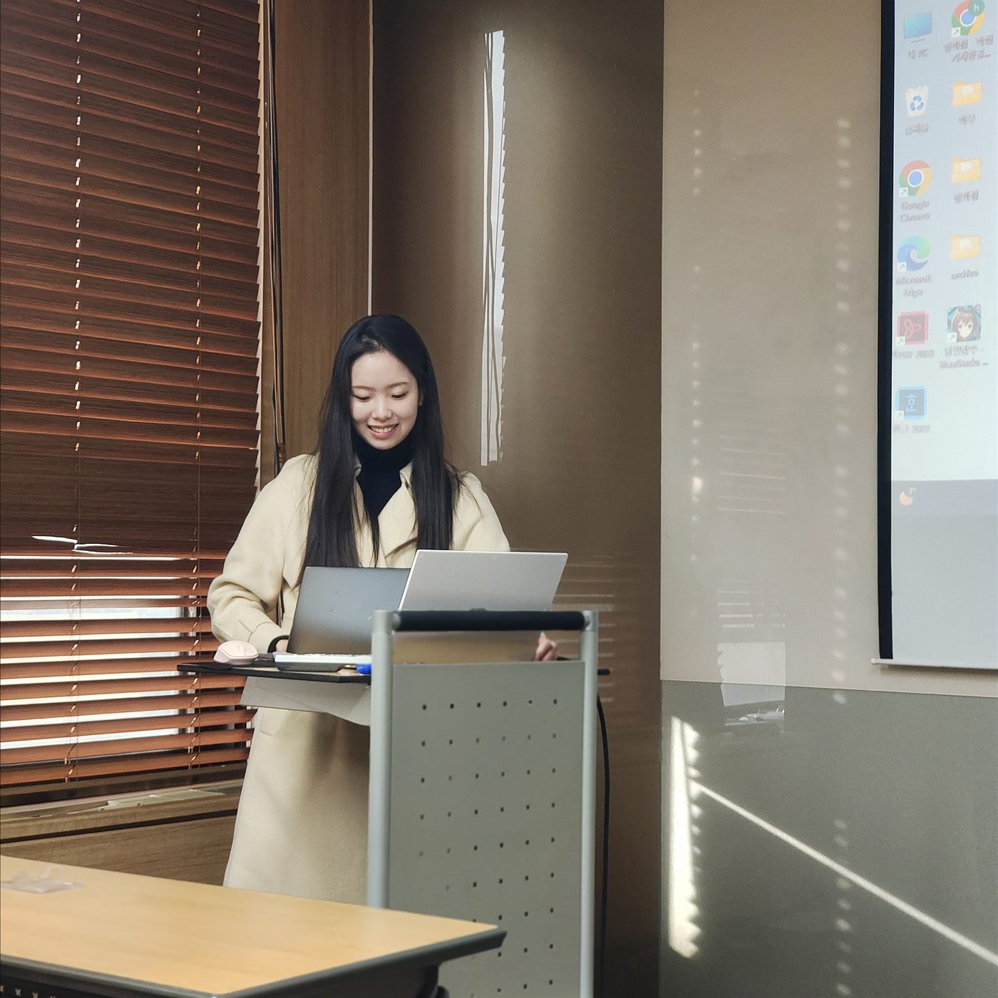 Giving a seminar at Seoul National University, 2025.